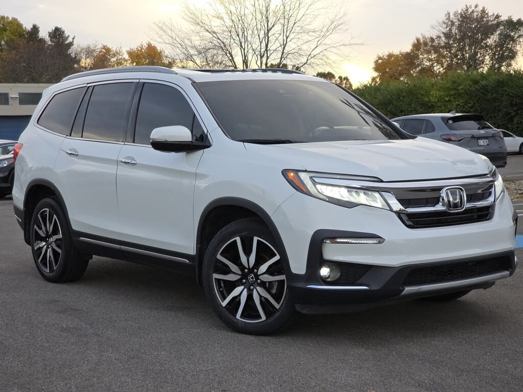 2022 Honda Pilot Touring AWD with Rear Captain's Chairs