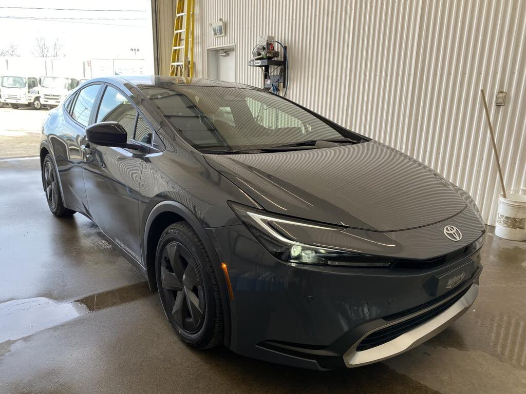 2025 Toyota Prius Plug-In Hybrid SE FWD