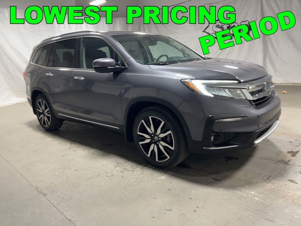 2022 Honda Pilot Touring FWD with Rear Captain's Chairs