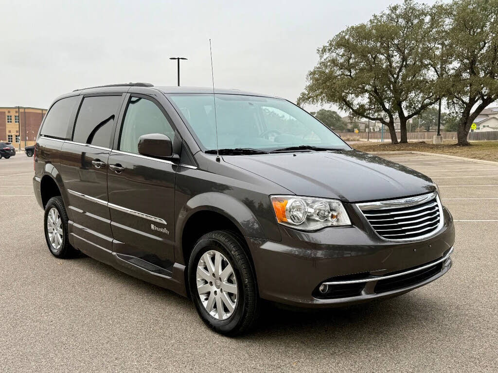 2016 Chrysler Town & Country Touring FWD