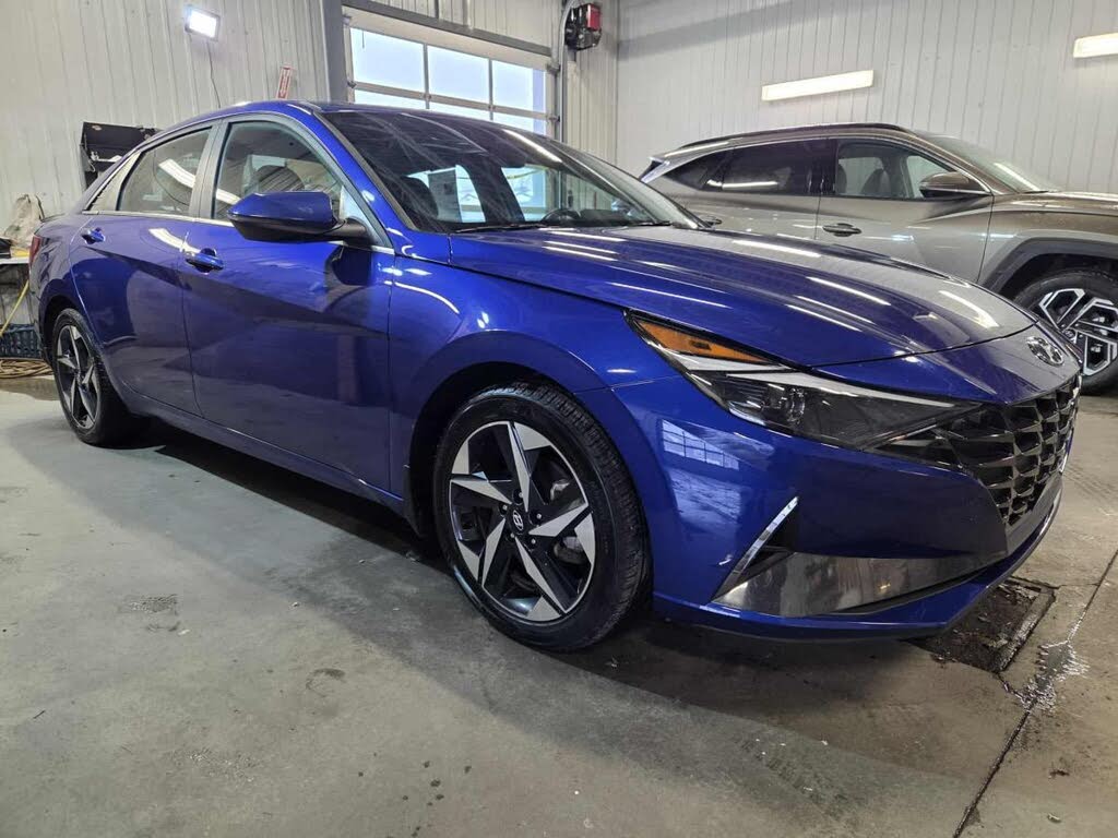 2023 Hyundai Elantra Luxury FWD