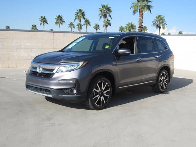 2019 Honda Pilot Touring FWD with Rear Captain's Chairs
