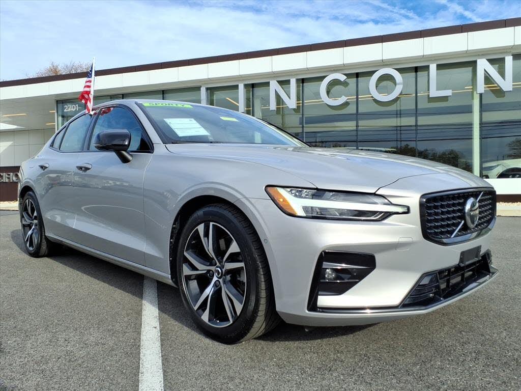 2024 Volvo S60 B5 Plus Dark Theme AWD