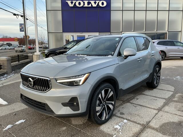 2024 Volvo XC40 B5 Plus Bright Theme AWD