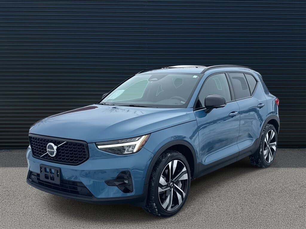 2024 Volvo XC40 B5 Plus Dark Theme AWD