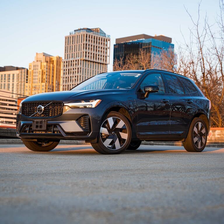 2025 Volvo XC60 Recharge T8 Plus Dark Theme eAWD