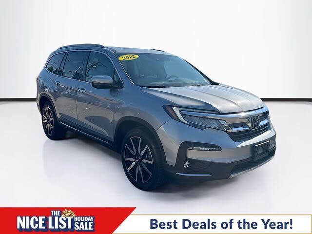 2022 Honda Pilot Touring AWD with Rear Captain's Chairs