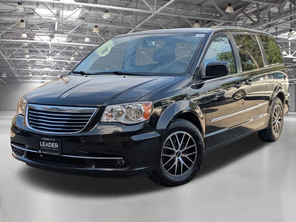 2013 Chrysler Town & Country Touring FWD