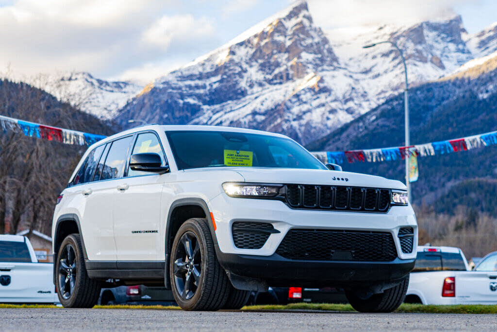 2023 Jeep Grand Cherokee Altitude 4WD