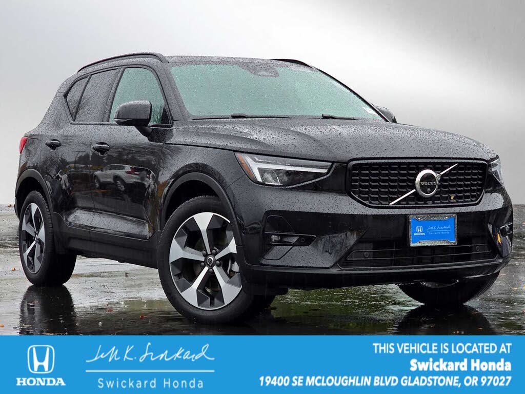 2025 Volvo XC40 B5 Plus Dark Theme AWD