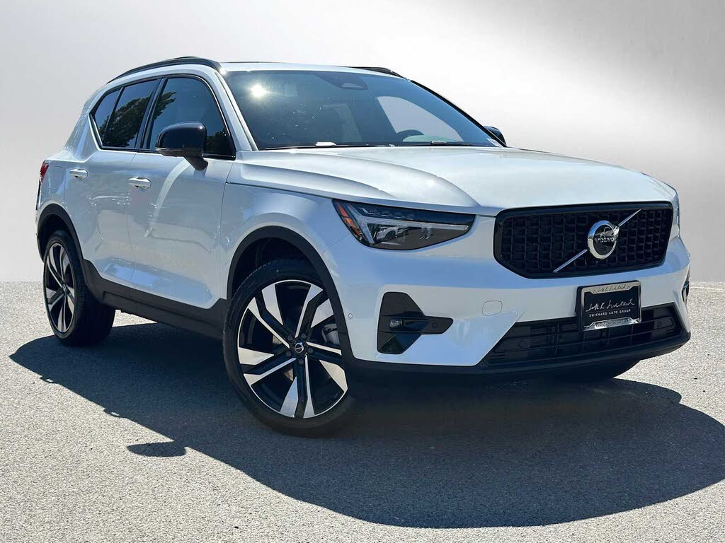 2025 Volvo XC40 B5 Plus Dark Theme AWD