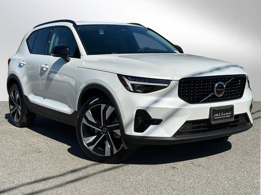 2025 Volvo XC40 B5 Ultra Dark Theme AWD