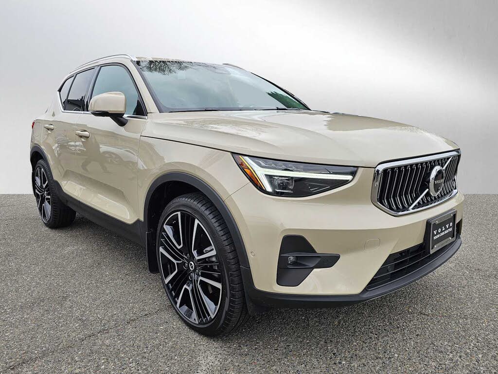 2025 Volvo XC40 B5 Plus Bright Theme AWD