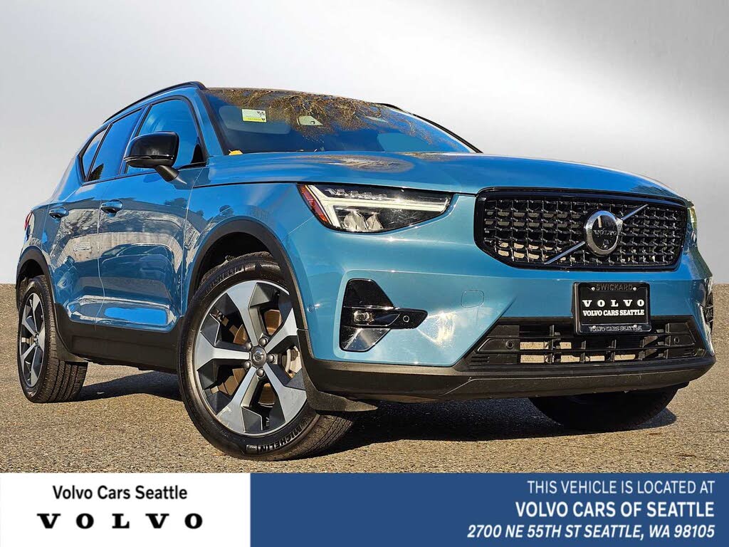 2025 Volvo XC40 B5 Plus Dark Theme AWD