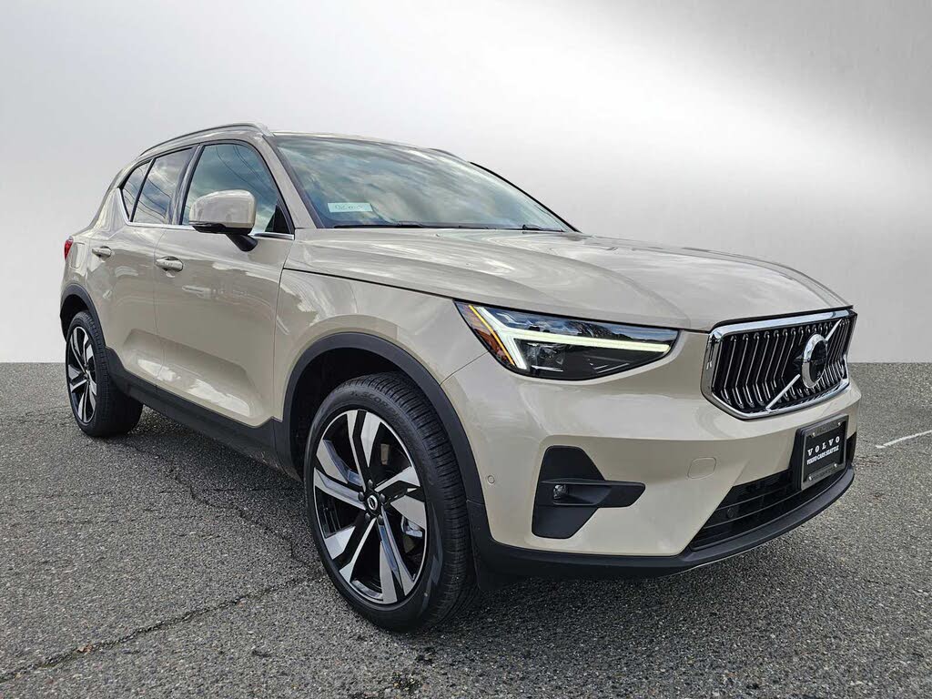 2025 Volvo XC40 B5 Ultra Bright Theme AWD
