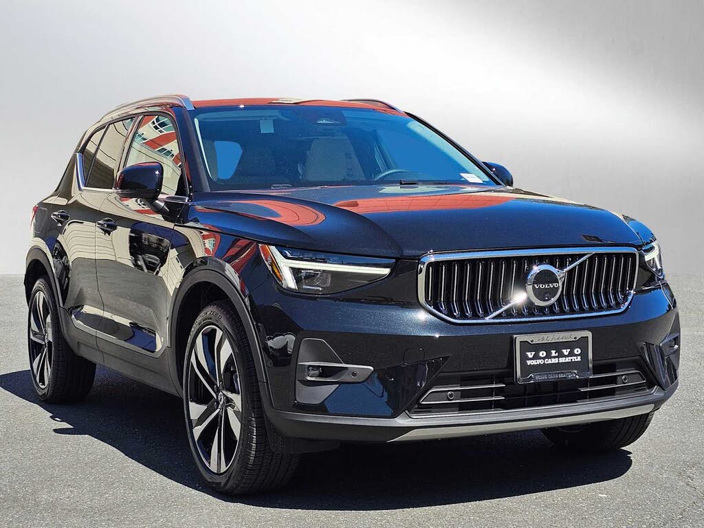 2025 Volvo XC40 B5 Ultra Bright Theme AWD