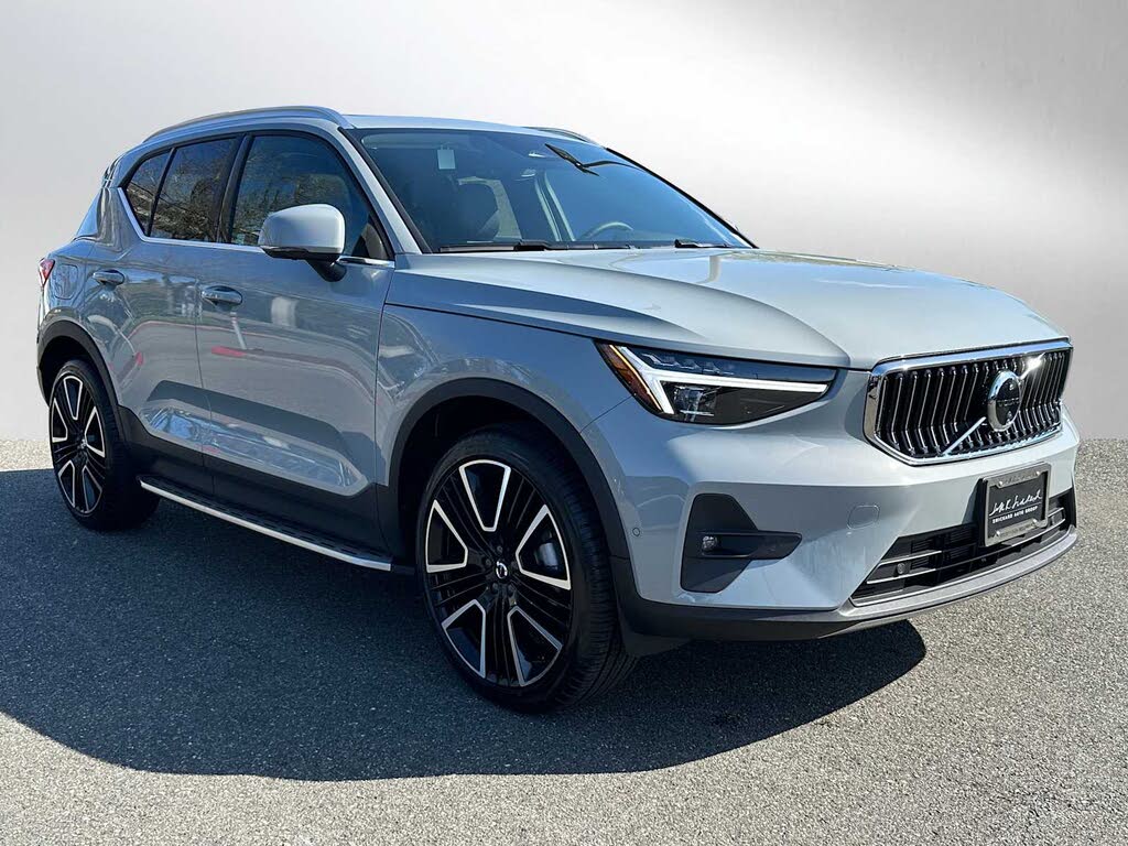 2025 Volvo XC40 B5 Ultra Bright Theme AWD