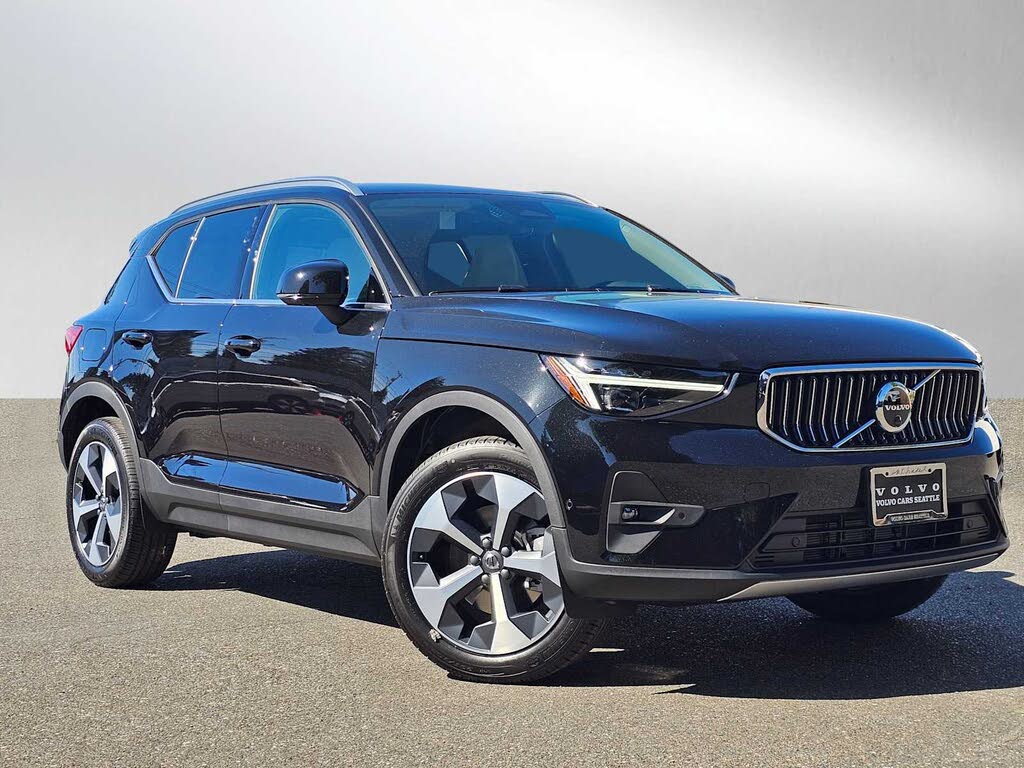 2025 Volvo XC40 B5 Plus Bright Theme AWD