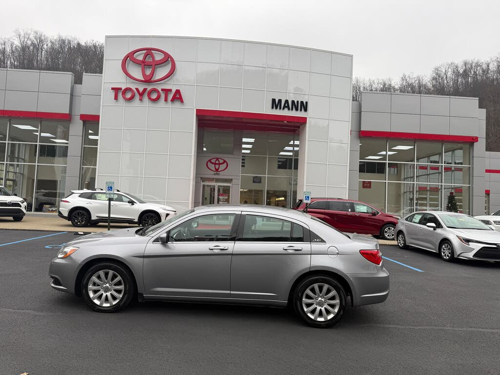 2013 Chrysler 200 Touring Sedan FWD