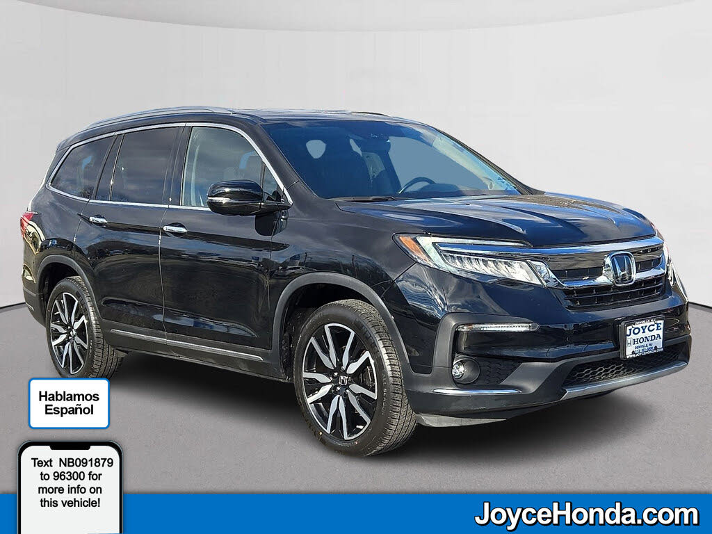 2022 Honda Pilot Touring AWD with Rear Captain's Chairs