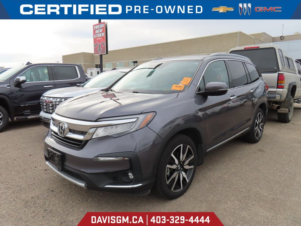 2022 Honda Pilot Touring AWD with Rear Captain's Chairs