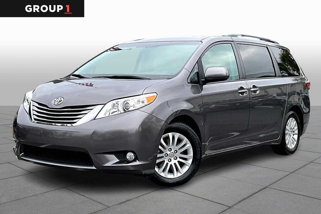 2017 Toyota Sienna XLE 7-Passenger Auto Access Seat FWD