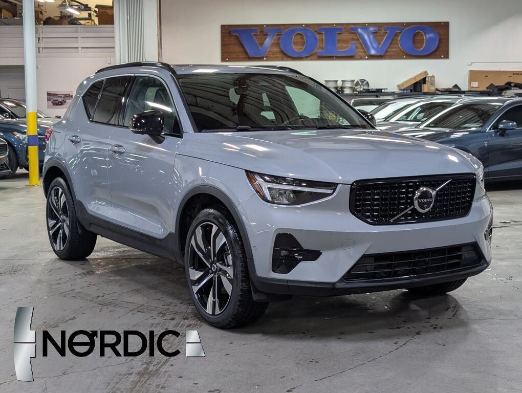 2025 Volvo XC40 B5 Plus Dark Theme AWD