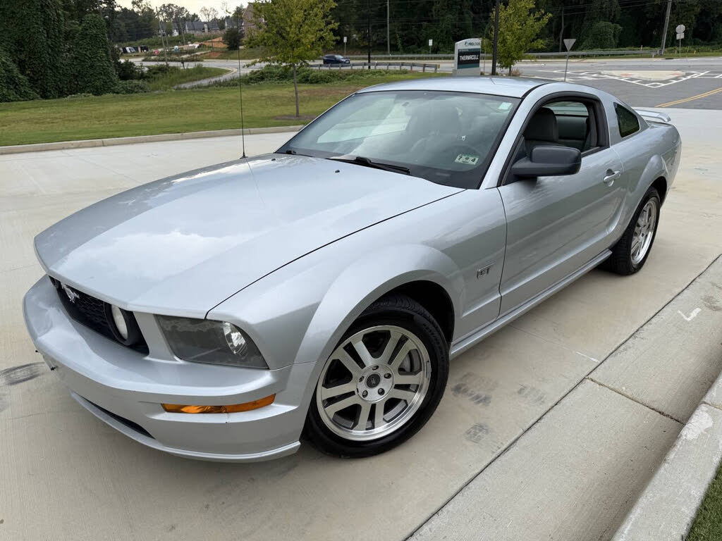 2005 Ford Mustang GT Deluxe Coupe RWD