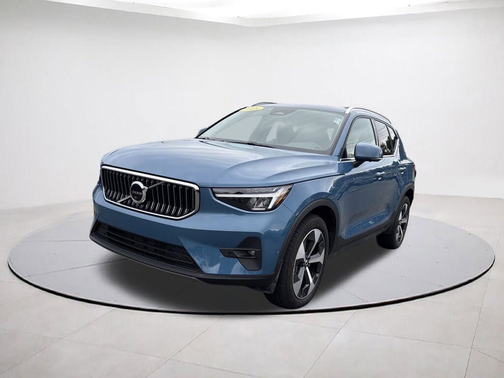 2025 Volvo XC40 B5 Plus Bright Theme AWD