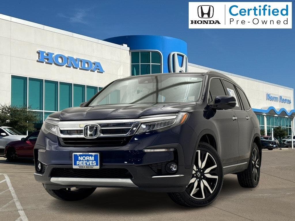 2022 Honda Pilot Touring FWD with Rear Captain's Chairs