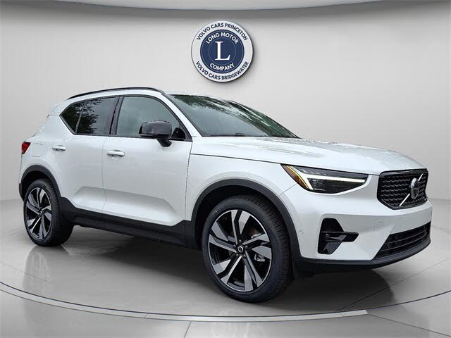 2025 Volvo XC40 B5 Ultra Dark Theme AWD
