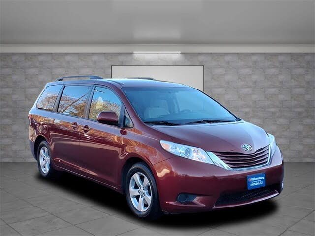 2017 Toyota Sienna LE 7-Passenger Auto Access Seat FWD