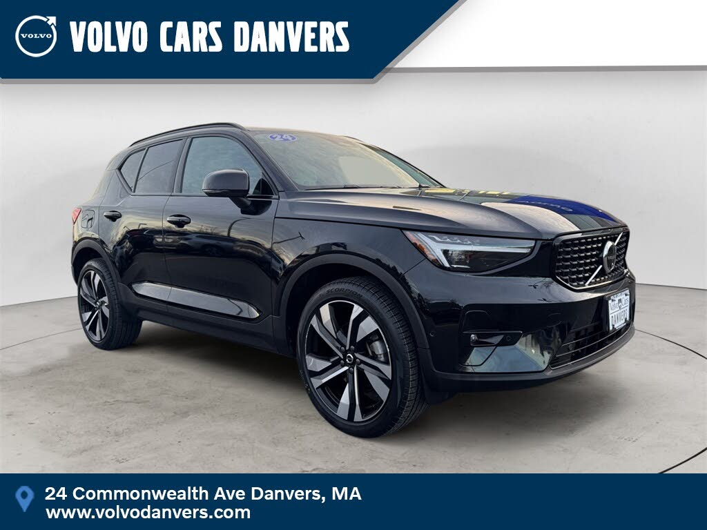 2024 Volvo XC40 B5 Plus Dark Theme AWD