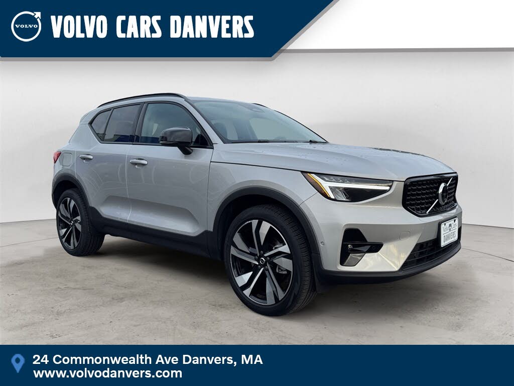 2025 Volvo XC40 B5 Plus Dark Theme AWD