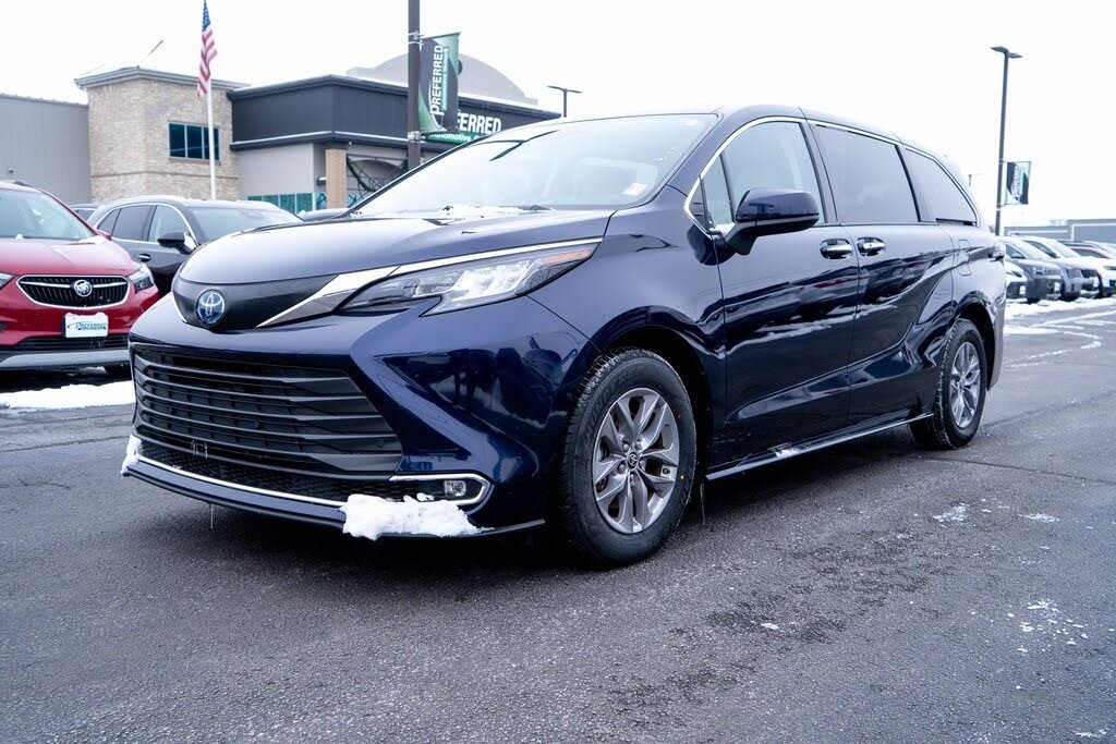 2022 Toyota Sienna XLE 7-Passenger FWD