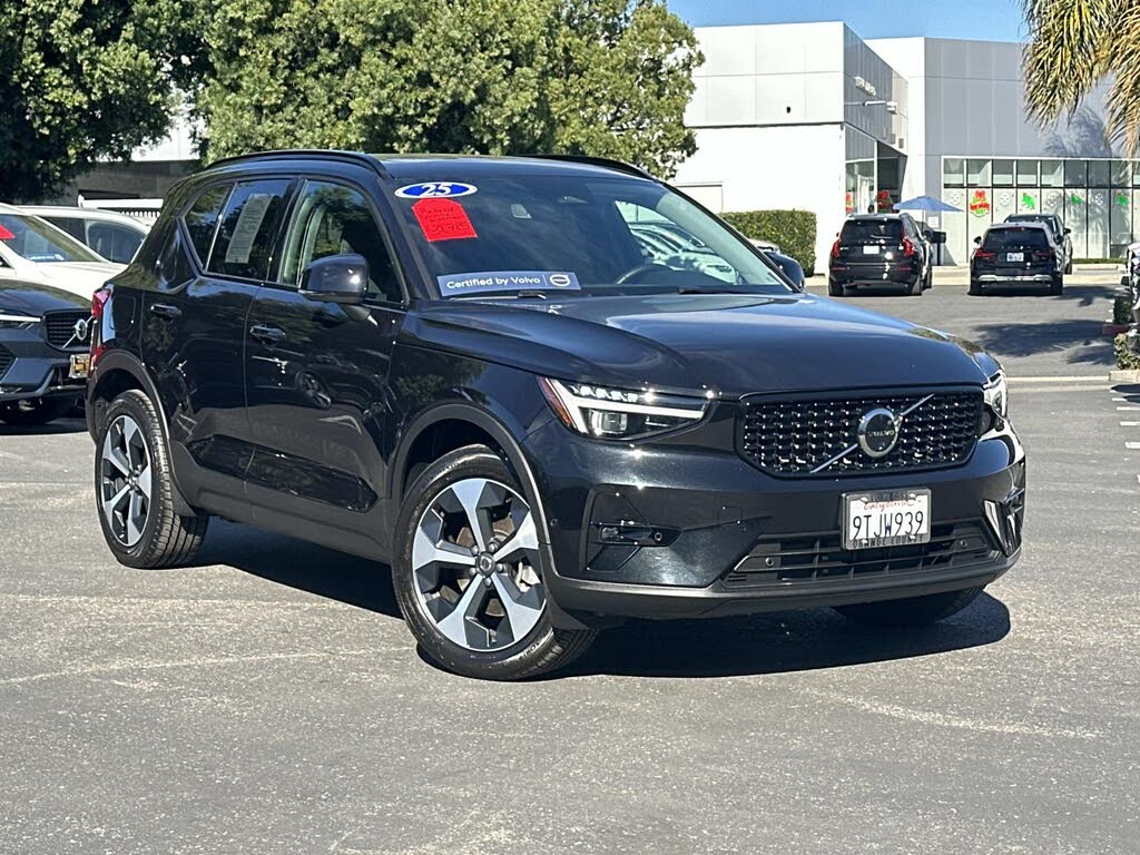2025 Volvo XC40 B5 Plus Dark Theme AWD