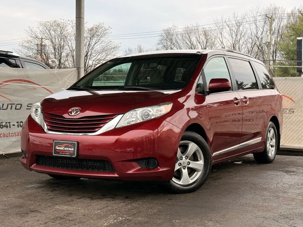 2017 Toyota Sienna LE 7-Passenger Auto Access Seat FWD