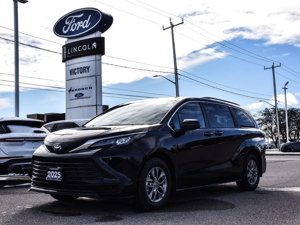 2025 Toyota Sienna LE 8-Passenger AWD