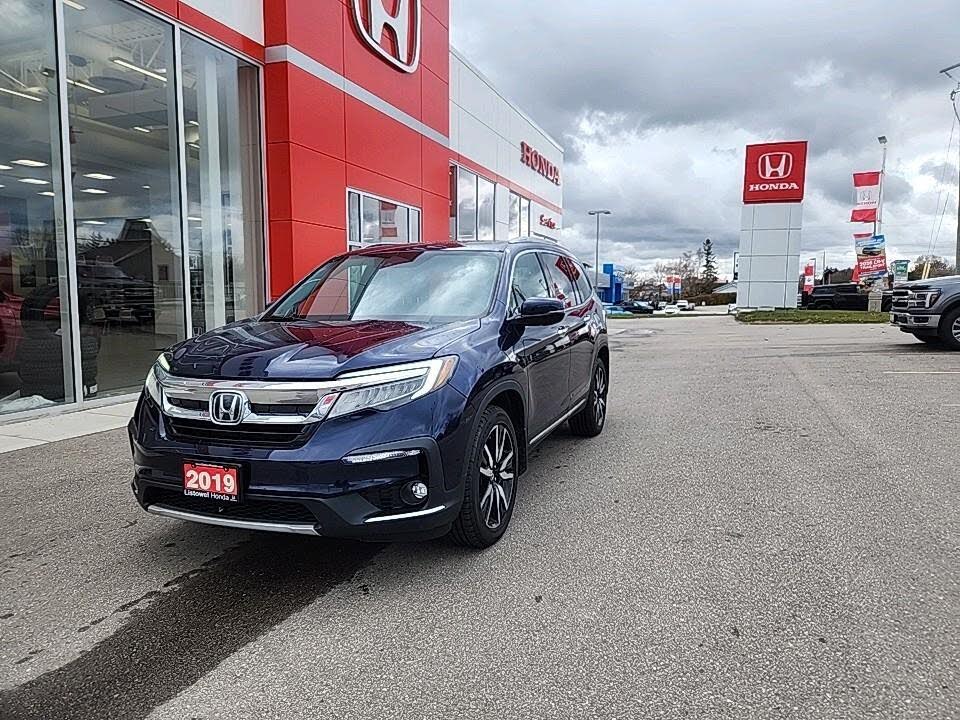 Honda Pilot Touring AWD with Rear Captain's Chairs 2019