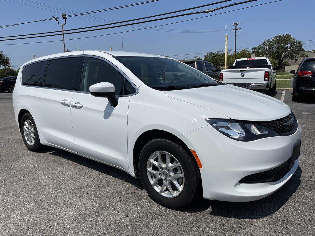 2022 Chrysler Voyager LX FWD