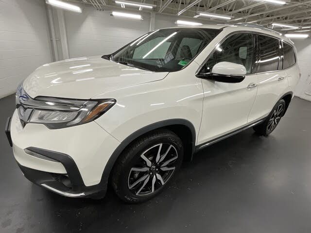 2019 Honda Pilot Touring AWD with Rear Captain's Chairs