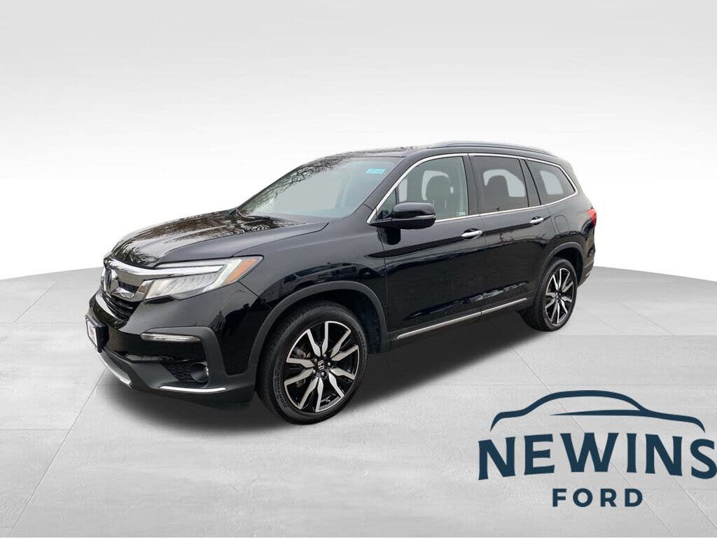 2020 Honda Pilot Touring AWD with Rear Captain's Chairs
