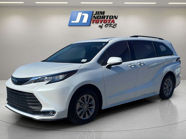 2022 Toyota Sienna XLE 7-Passenger FWD