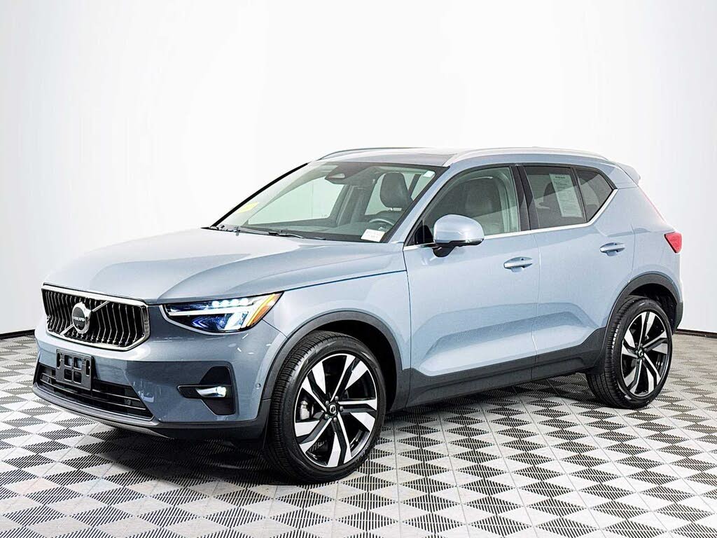 2023 Volvo XC40 B4 Plus Bright Theme FWD