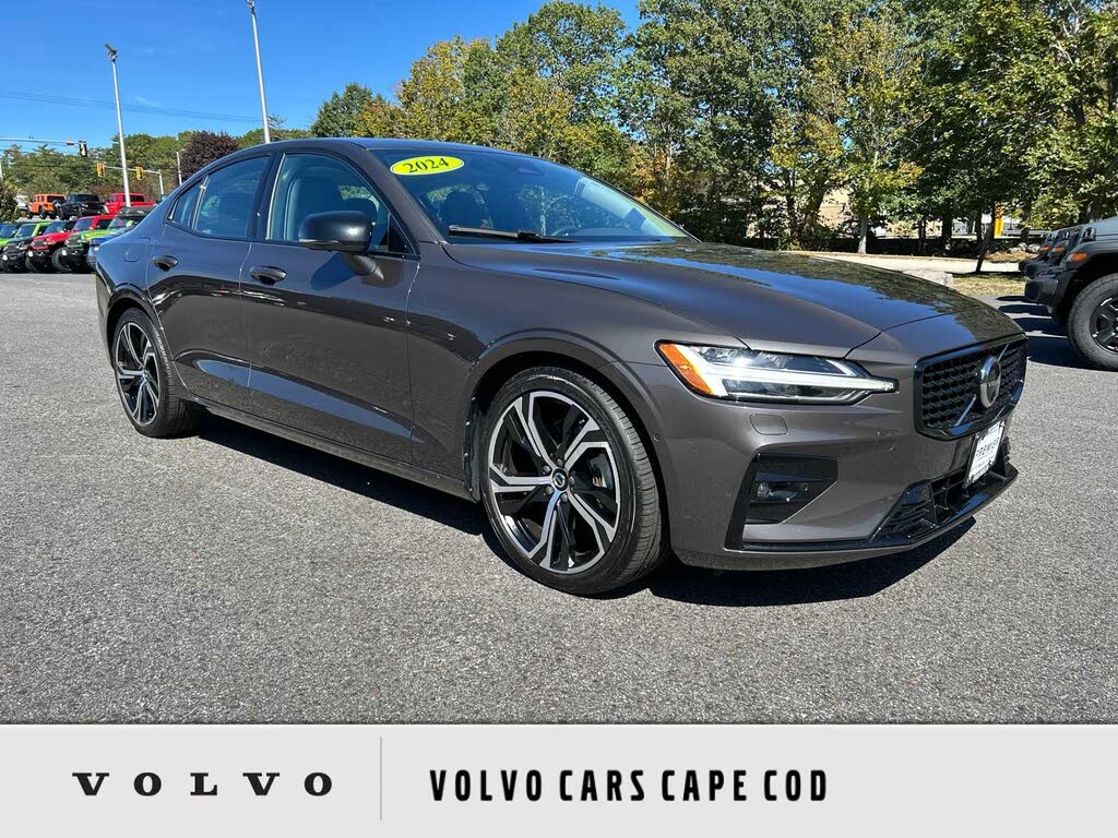 2024 Volvo S60 B5 Plus Dark Theme FWD