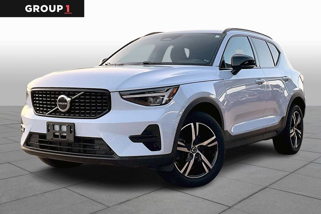 2024 Volvo XC40 B5 Core Dark Theme AWD