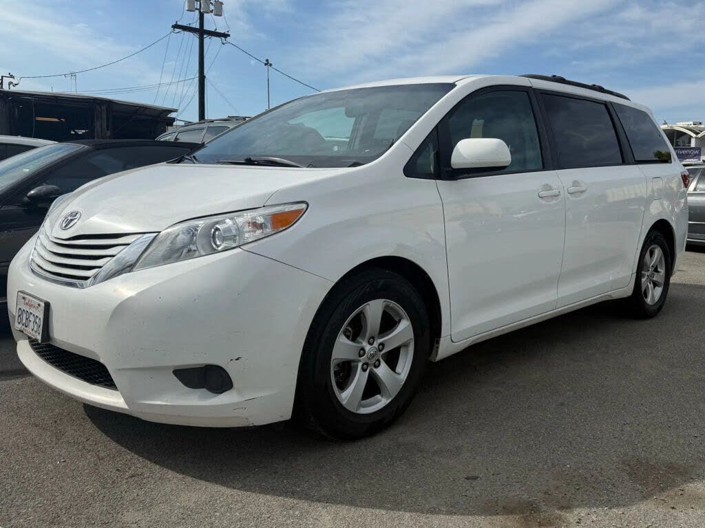 2017 Toyota Sienna LE 7-Passenger Auto Access Seat FWD