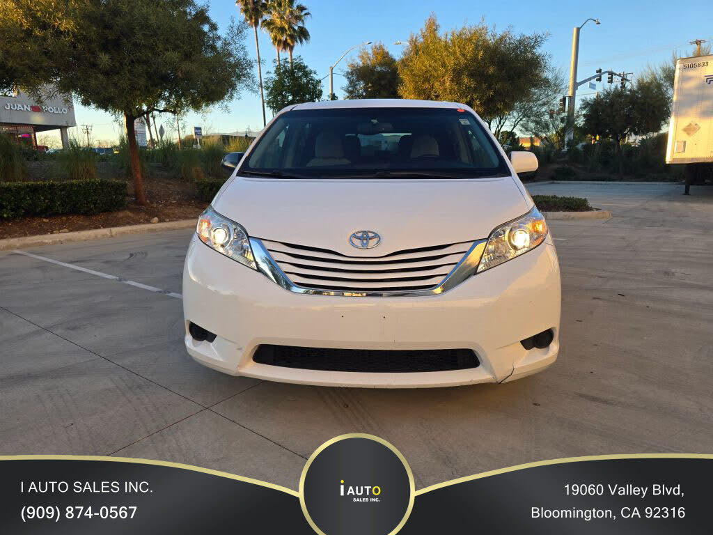 2017 Toyota Sienna LE 7-Passenger Auto Access Seat FWD