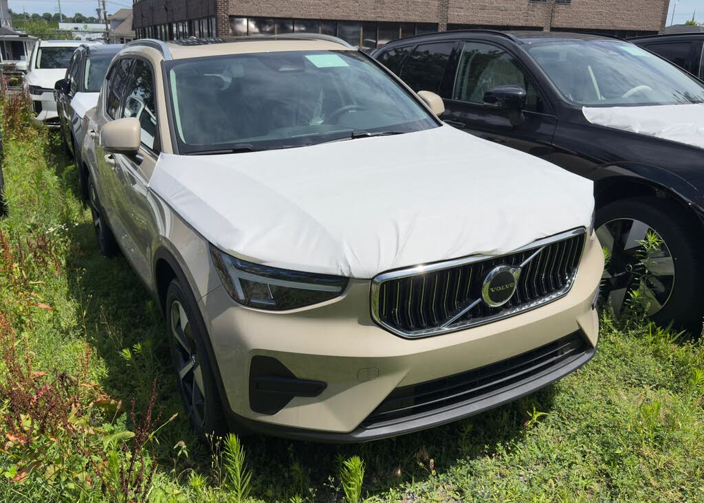 2025 Volvo XC40 B5 Core Bright Theme AWD