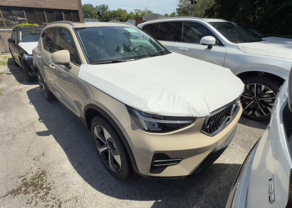 2025 Volvo XC40 B5 Core Bright Theme AWD